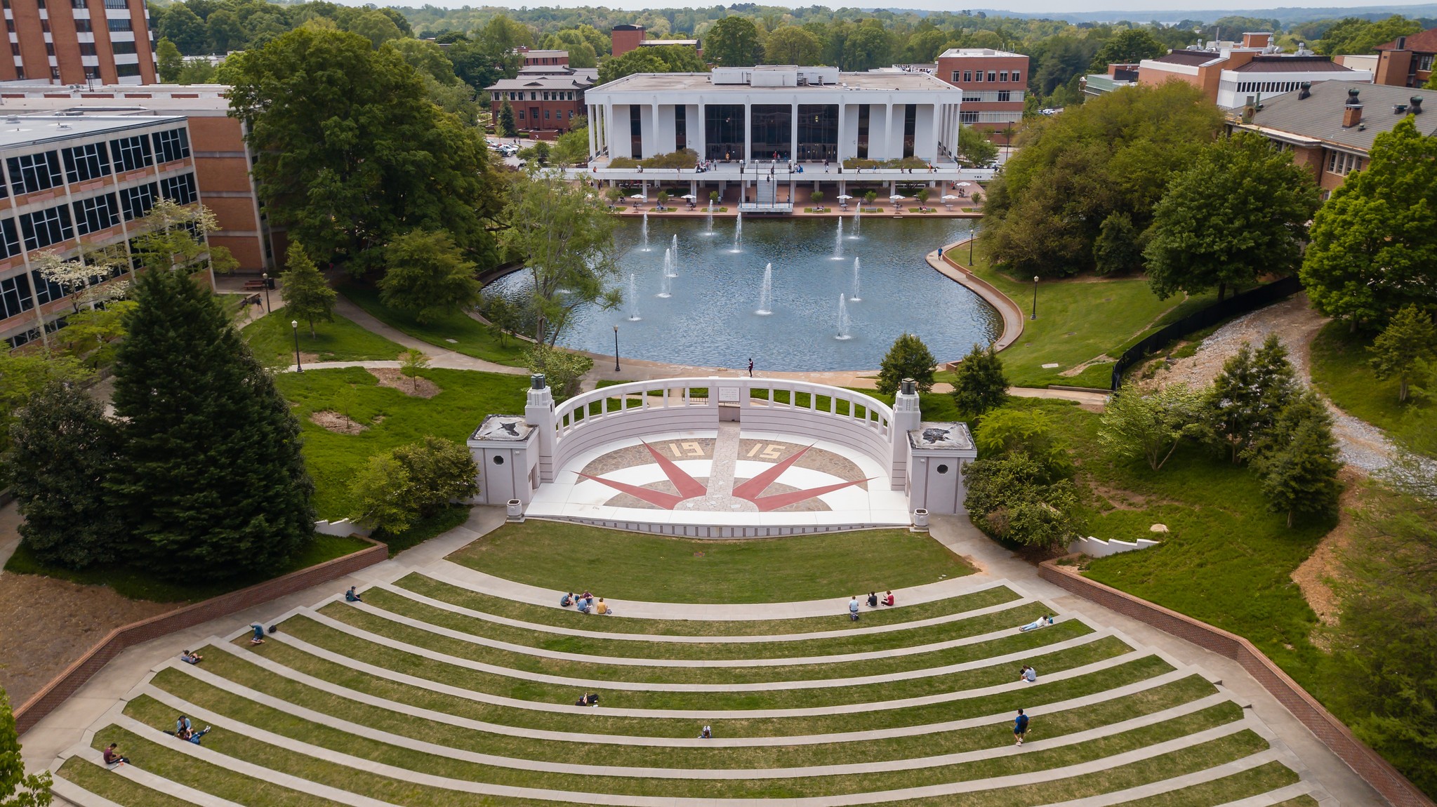 Programas de Clemson impulsan el compromiso estudiantil