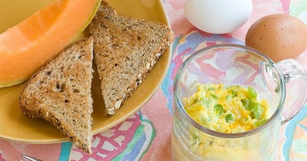 Tortilla de Verduras en taza con tostadas y frutas