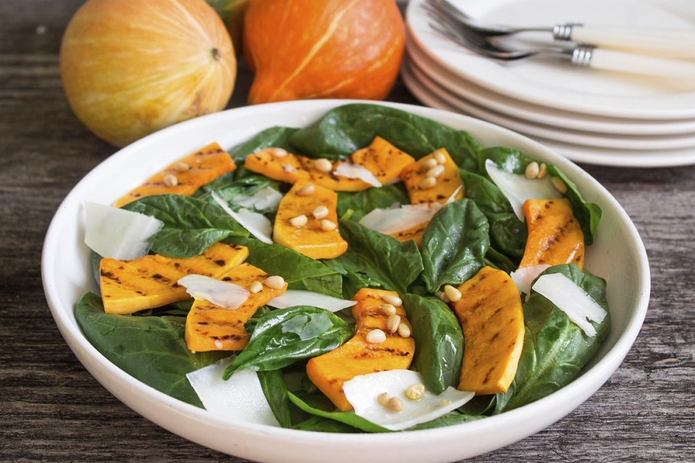 Ensalada de cebada acompañada con espinacas y calabaza