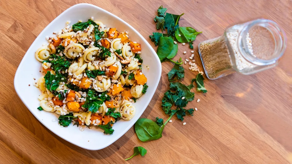 Ensalada de cebada acompañada con espinacas y calabaza