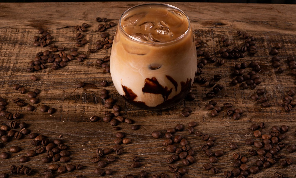 Bebidas refrescantes: café frío con cocoa y “frappé” de coco