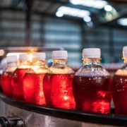 Colorante rojo de bebidas y dulce es prohibido por la FDA