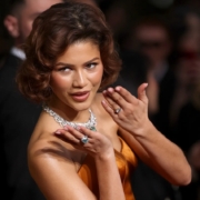 Zendaya luce un anillo de compromiso en los Golden Globes