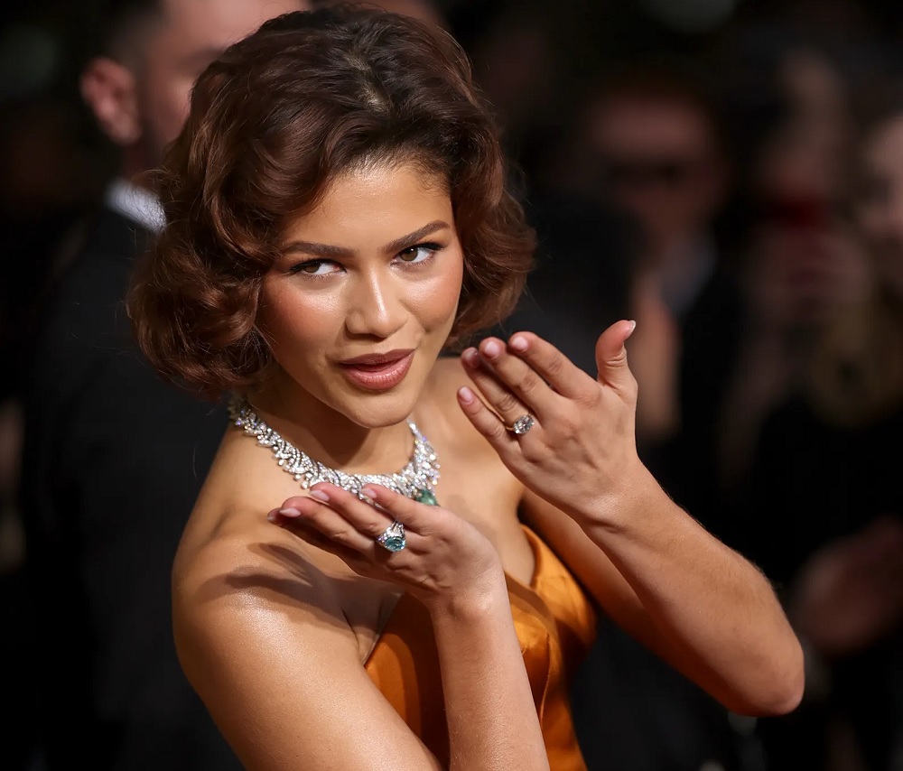 Zendaya luce un anillo de compromiso en los Golden Globes