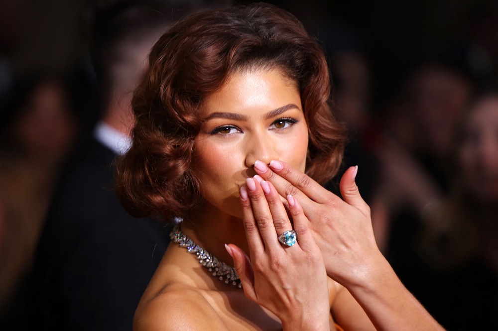 Zendaya luce un anillo de compromiso en los Golden Globes