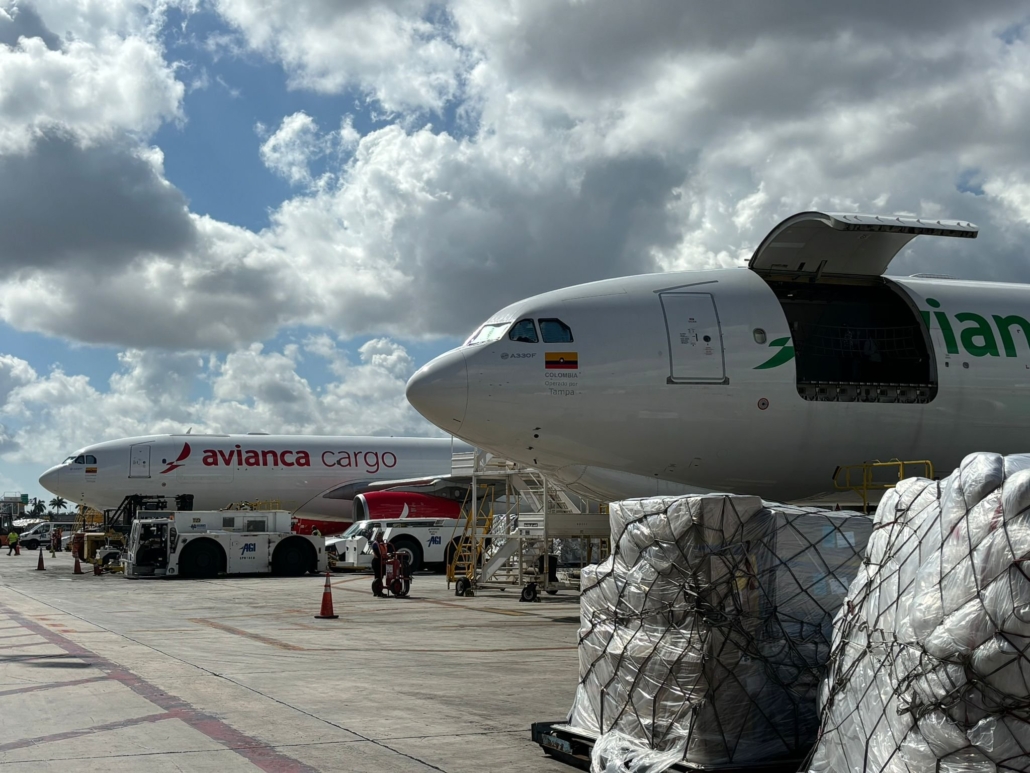 Aeropuerto de Miami recibe toneladas de flores