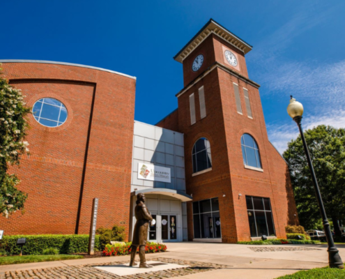 Exhibición América la bella en UHM Greenville