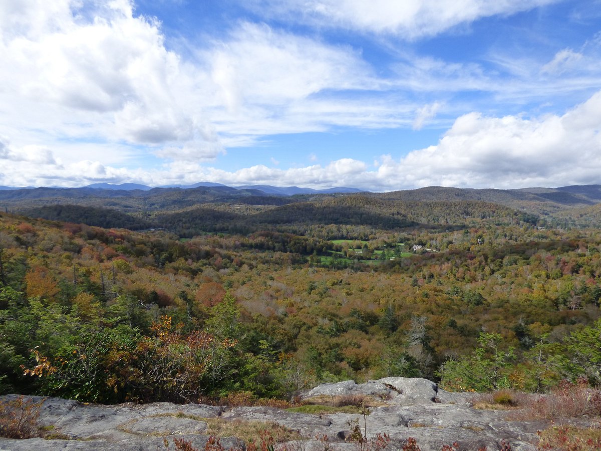 Recorre Flat Rock Mountain y Sky Top Orchard junto al UI