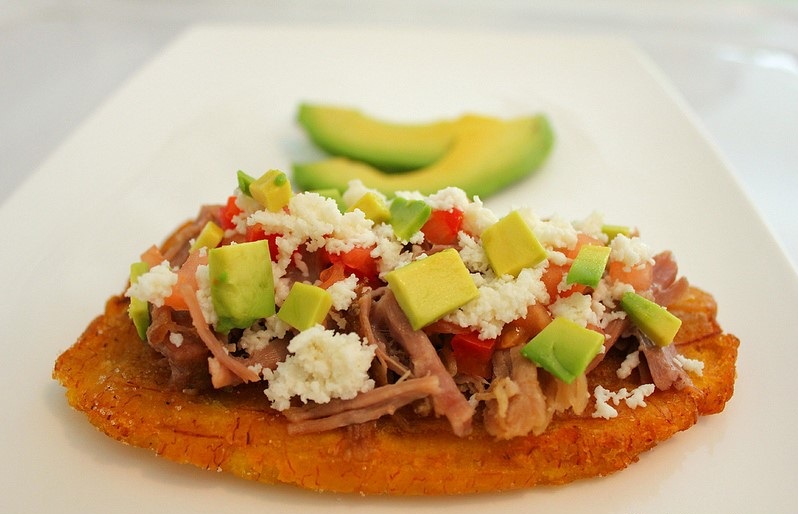 Patacones con carne y hogao: una receta caribeña y deliciosa