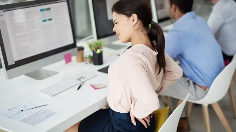 Consejos prácticos para mejorar tu postura y cuidar la espalda