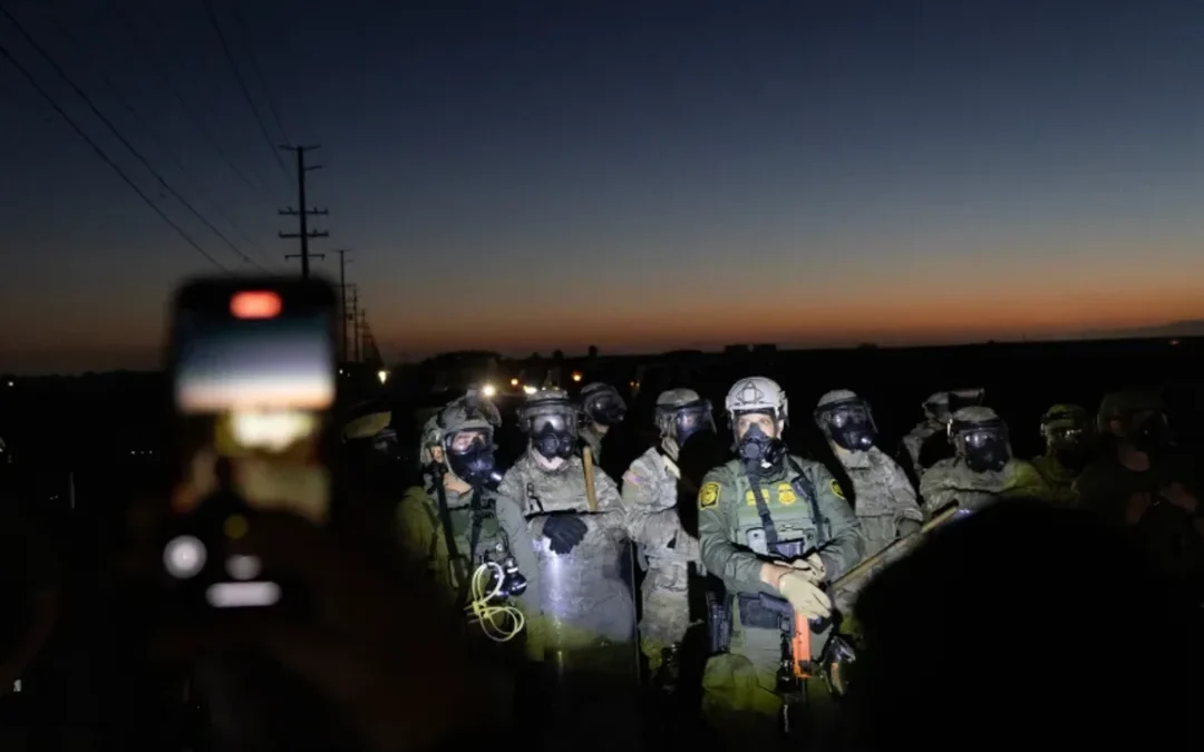 California prohíbe a agentes del orden usar mascarillas en operativos oficiales