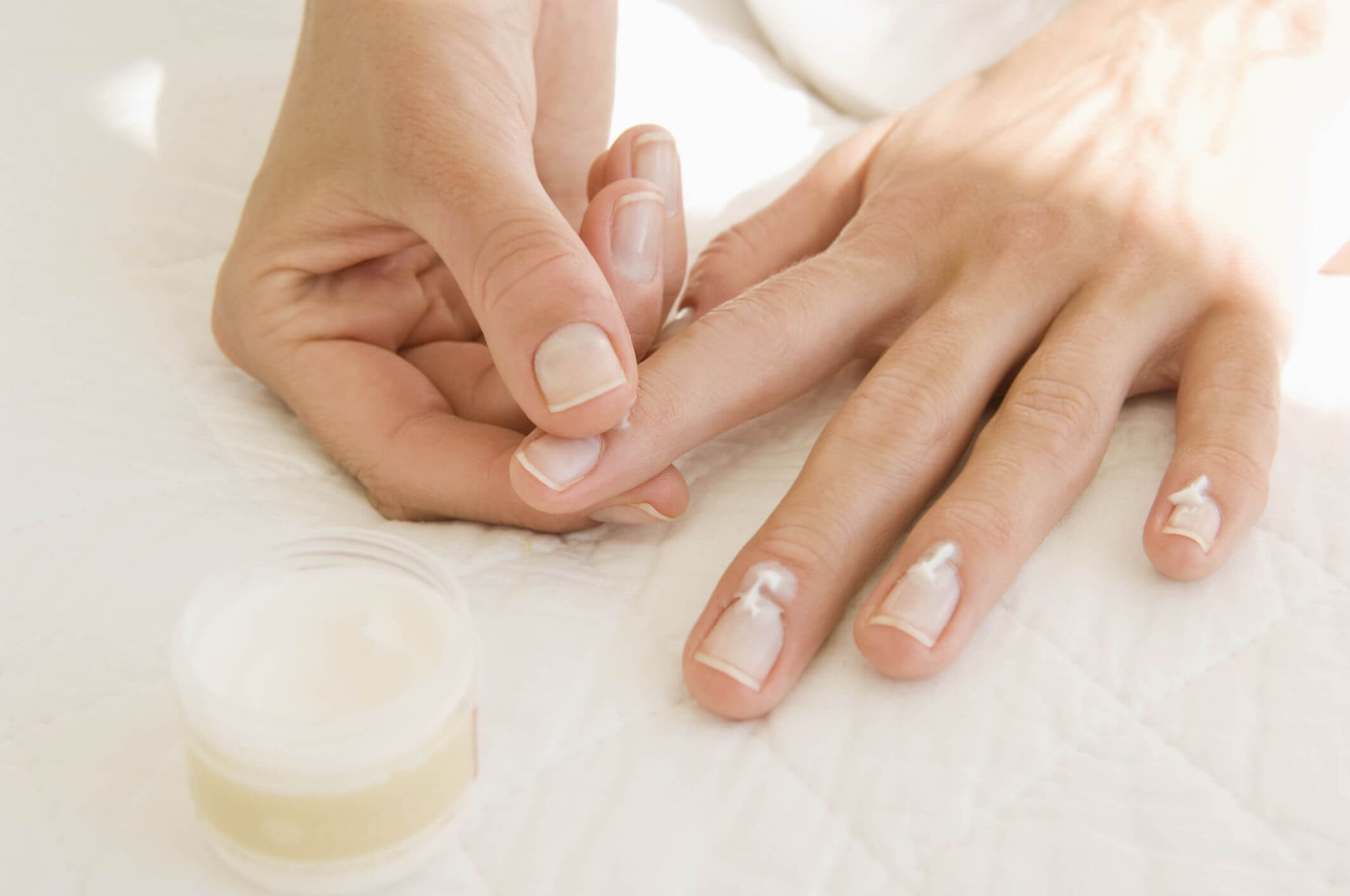 Cómo reparar paso a paso uñas rotas en casa
