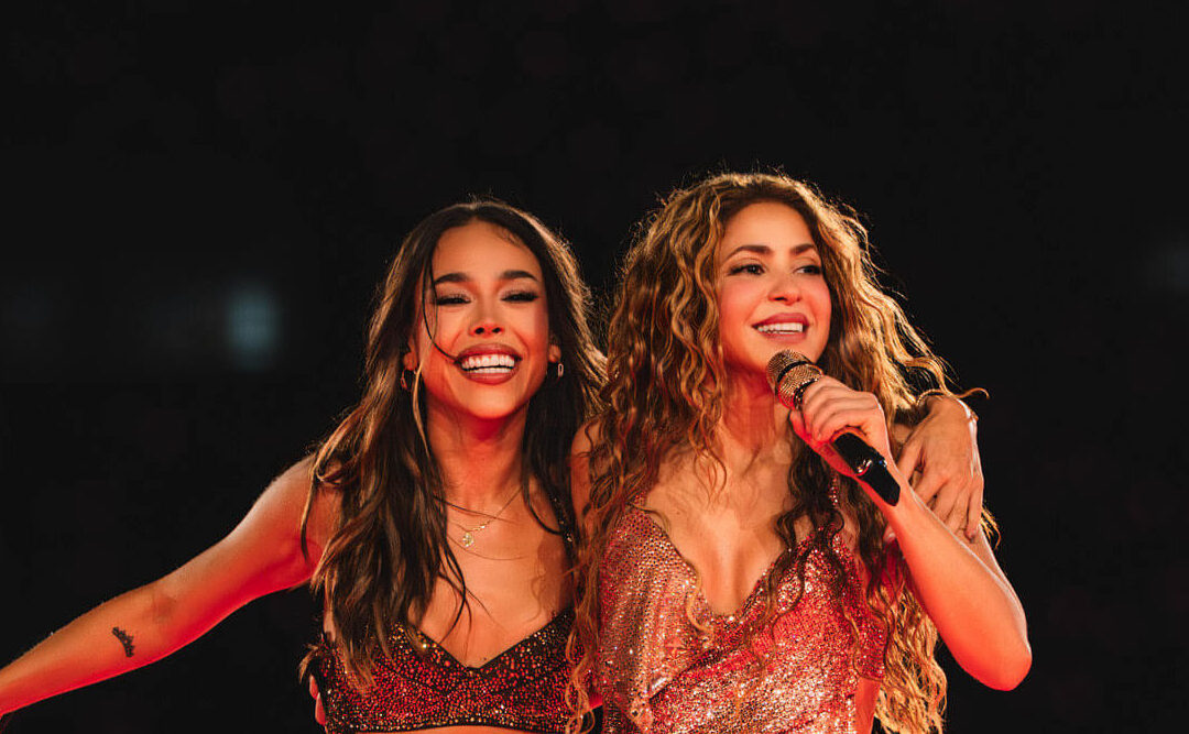Danna hace historia al compartir escenario con Shakira en México