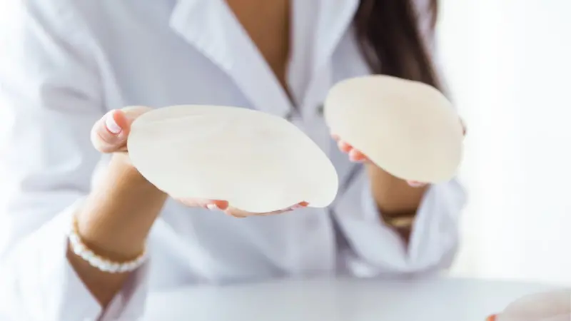 Por qué crece la tendencia de retirar implantes mamarios