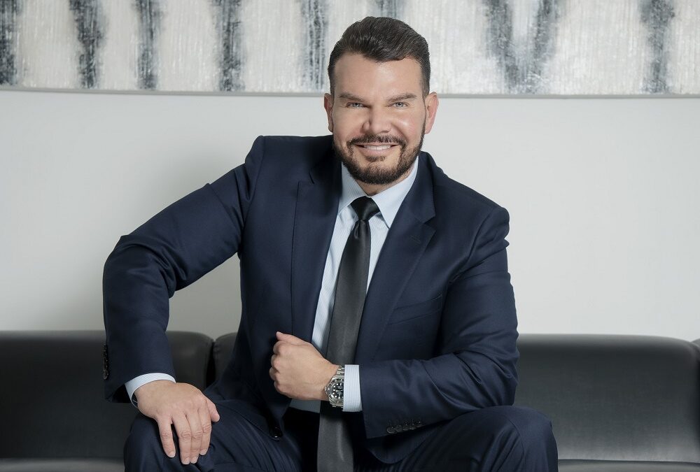 Dr. José Vitto firma alianza con Miss Universe Chile