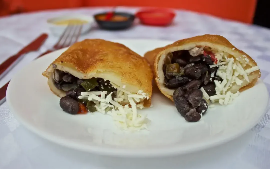 Empanada dominó venezolana: sabor criollo con caraotas y queso