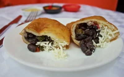 Empanada dominó venezolana: sabor criollo con caraotas y queso