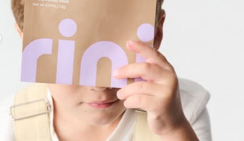 Rini enfrenta duras críticas por ofrecer mascarillas infantiles