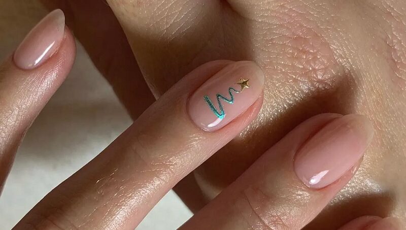 Ideas para lucir uñas nude elegantes y navideñas