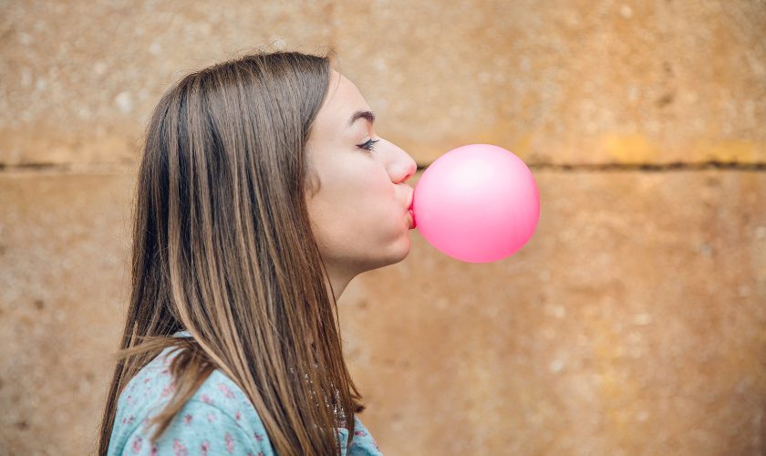 Masticar chicle: ¿beneficio o riesgo para la salud bucodental?