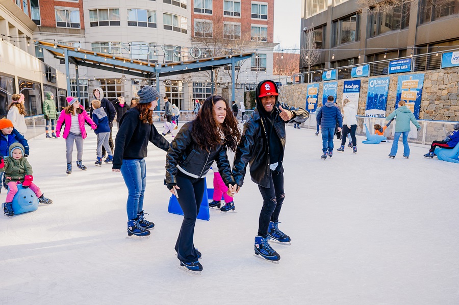 Ice On Main: disfruta la pista de patinaje más genial de Greenville