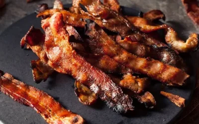 Salsa cremosa de tocineta y cebolla para acompañar