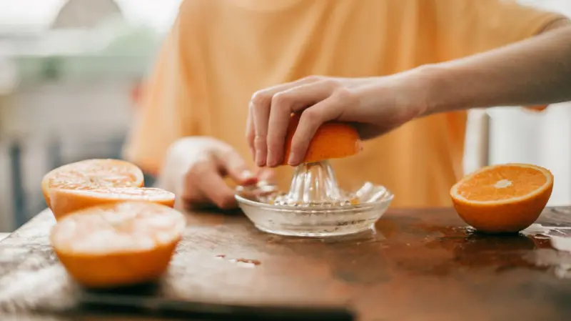 Beber jugo de naranja a diario mejora la salud cardíaca