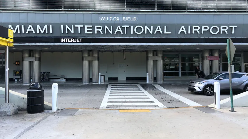 Viajes navideños complican vuelos en aeropuertos del sur de Florida