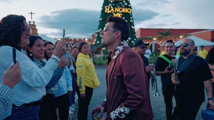 Pipe Bueno versiona “Si tu boquita fuera” de Banda R-15