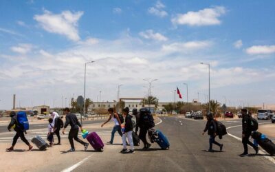 Perú militariza frontera con Chile e impide paso de migrantes