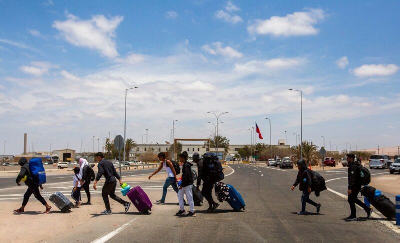 Perú militariza frontera con Chile e impide paso de migrantes
