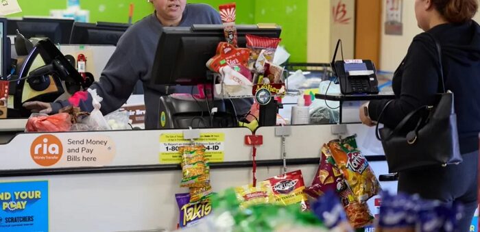 Negocios hispanos afectados por redadas del ICE 