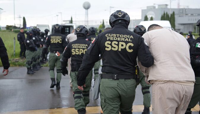 México entrega a EE. UU. más de 30 criminales acusados de narcotráfico