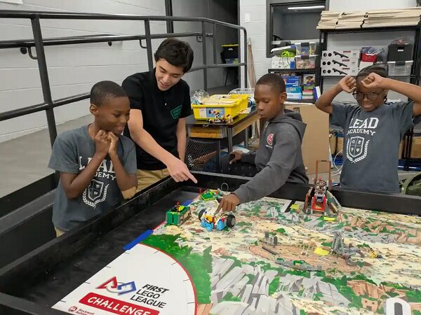 Misión robótica llega a las escuelas más necesitadas de Greenville