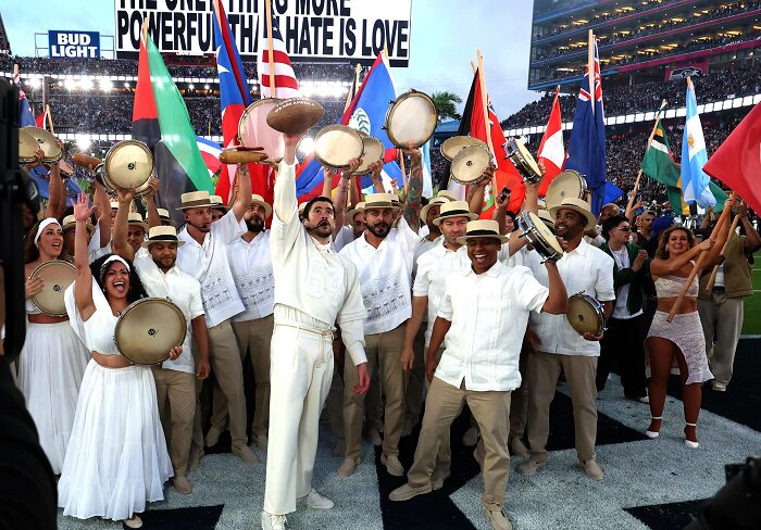 Bad Bunny causa revuelo en EE. UU. tras presentación en el Super Bowl