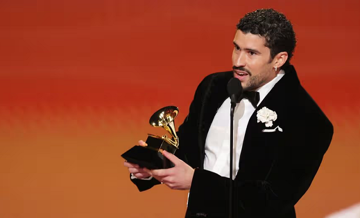 Bad Bunny dedica Grammy a los inmigrantes y critica al ICE