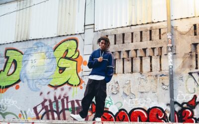 Emblema MC presenta “Lo que sea”, una crítica a la desinformación