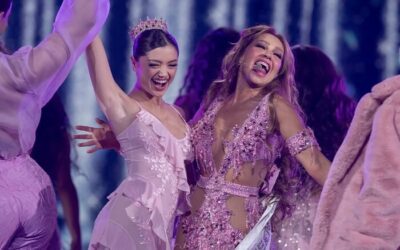 Paola Ruiz deslumbra en el escenario junto a Thalía