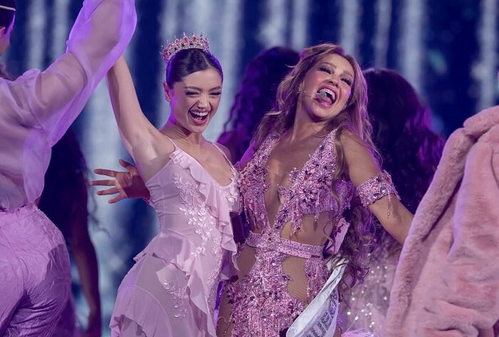 Paola Ruiz deslumbra en el escenario junto a Thalía