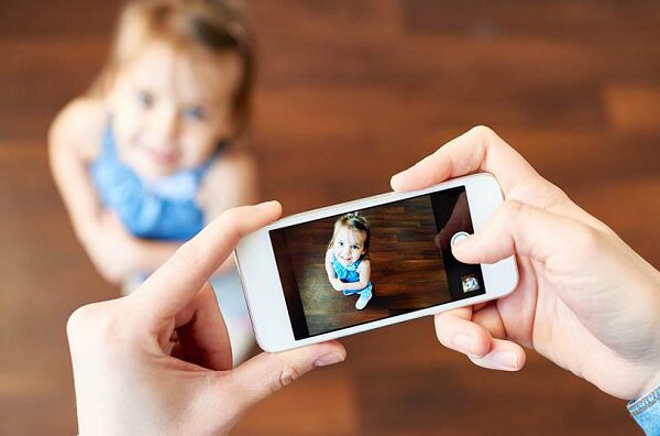 “Sharenting”: publicar fotos de niños en redes sociales es inseguro