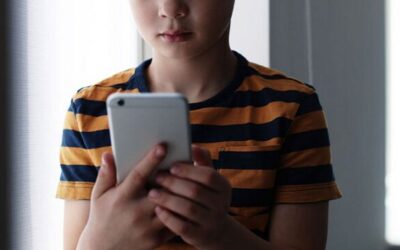 Inicia juicio contra redes sociales por causar daños a menores