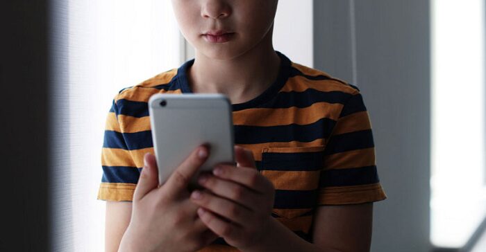 Inicia juicio contra redes sociales por causar daños a menores