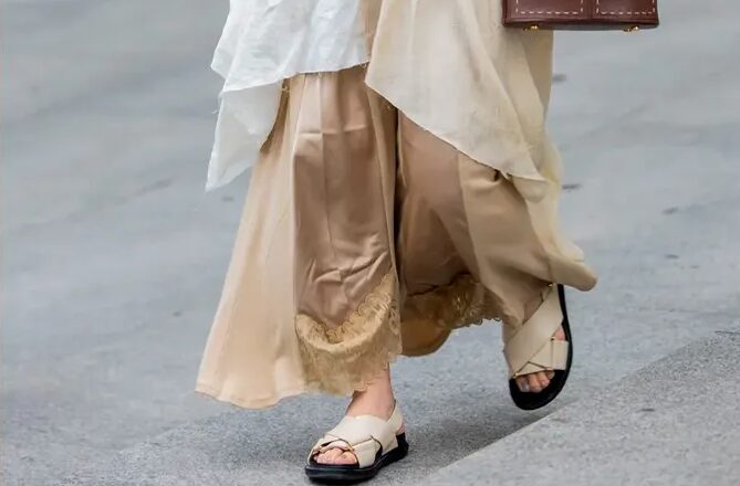 Sandalias de abuela: el nuevo grito de la moda en 2026