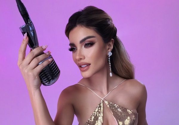 Aleska Génesis lidera pódcast “Somos la cereza del pastel”