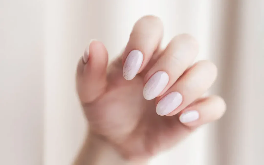 Rose water chrome nails: tendencia de uñas 2026
