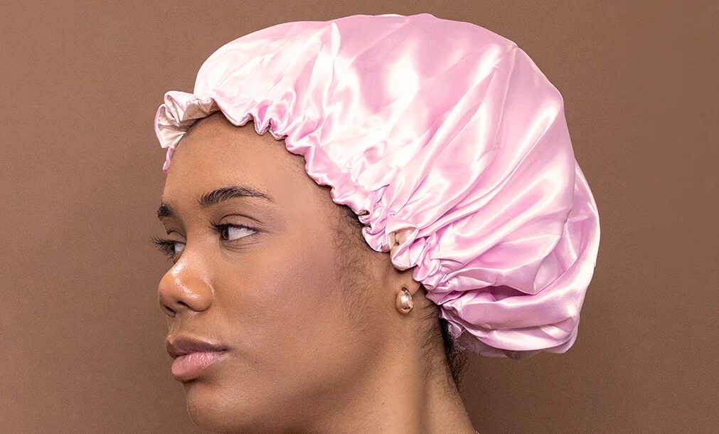Gorro de satén: descubre por qué debes comenzar a usarlo