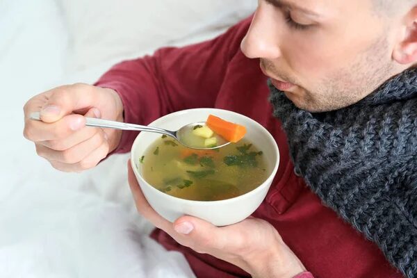 Sopa de pollo, el truco ancestral Latino para combatir resfriados