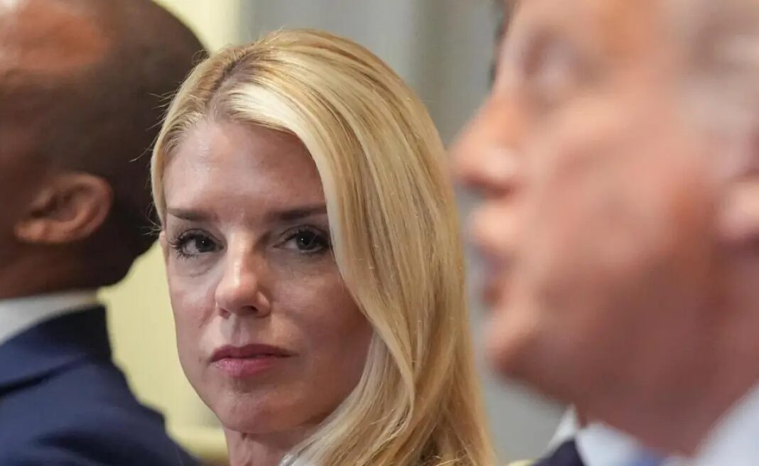 Fiscal general Pam Bondi es despedida: ¿quién sigue?