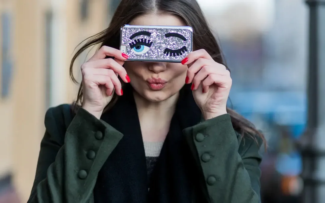 Uñas foil: la tendencia de manicura en 2026