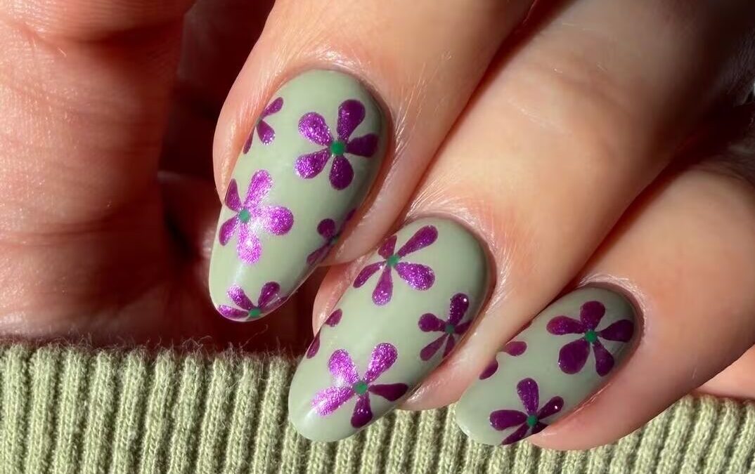 Manicura con flores: la nueva tendencia que dejó Coachella 2026